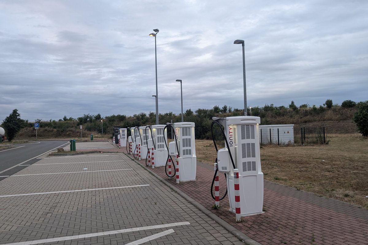 Stație de încărcare rapidă Ionity într-o parcare de autostradă din Germania (imagine ilustrativă)