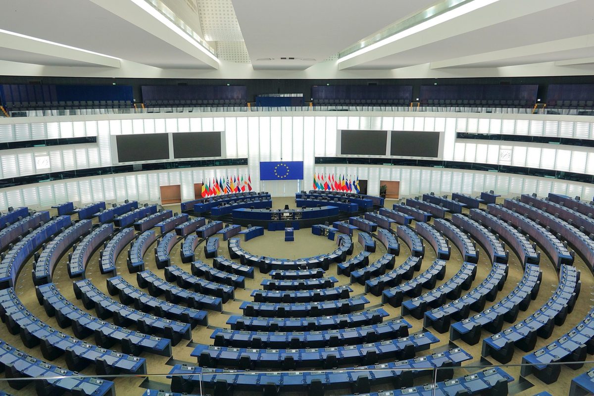 Hemiciclul Parlamentului European de la Strasbourg, gol, cu steagurile statelor membre în fundal