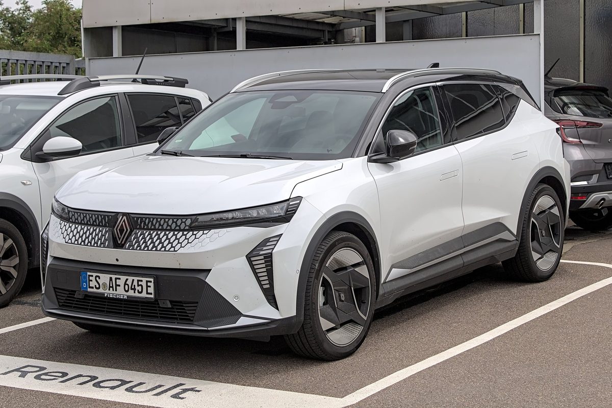 Renault Scenic E-Tech alb, parcat în fața unei reprezentanțe Renault