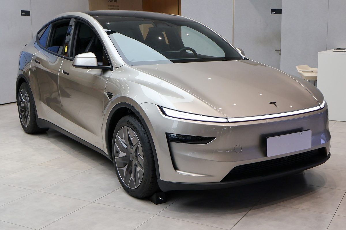 Tesla Model Y L argintiu-auriu, expus într-un showroom Tesla din Shanghai
