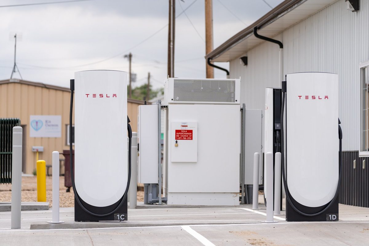 Doi stâlpi Tesla Supercharger V4, cu cablurile atârnate, la o stație din Colorado, SUA