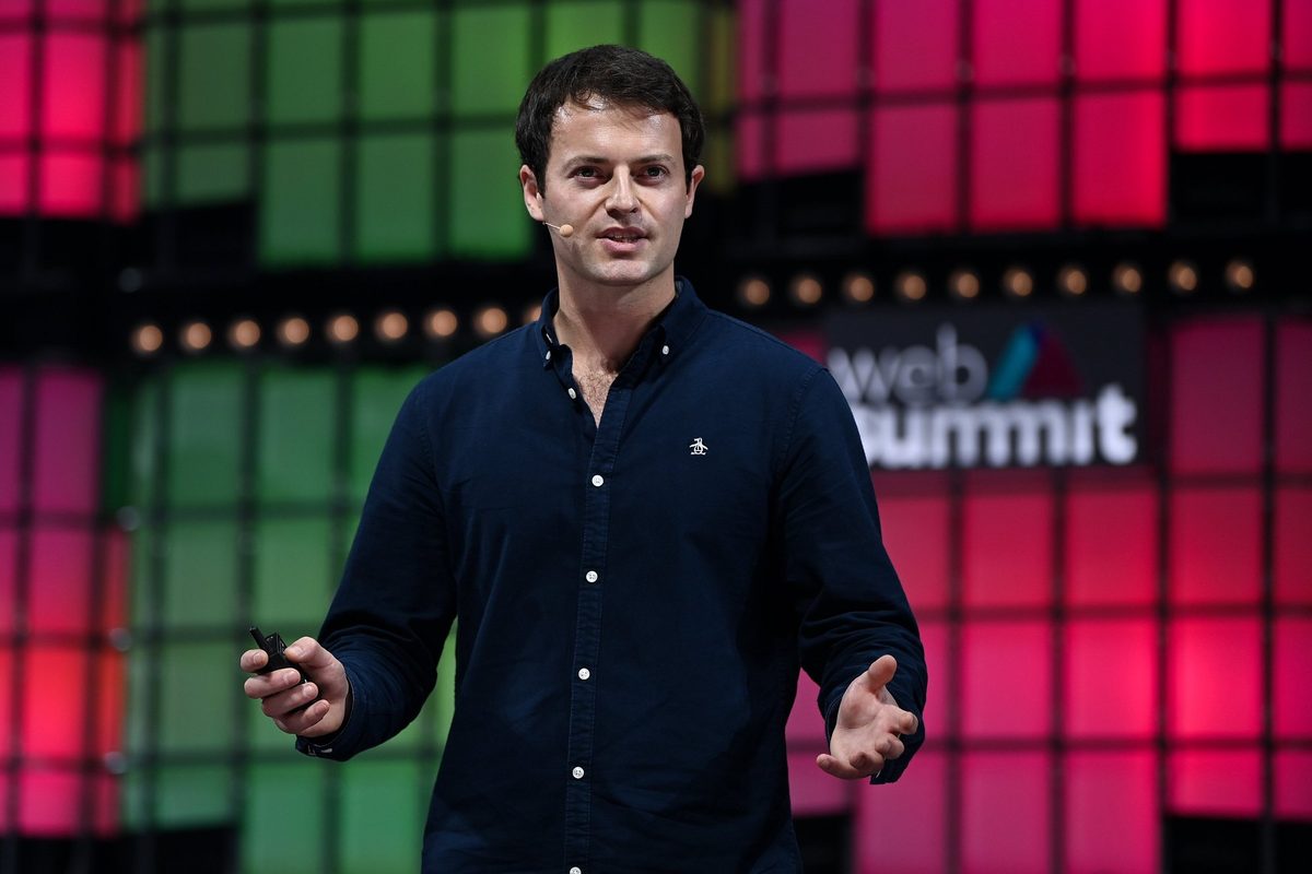 Alex Kendall, cofondator și CEO al Wayve, vorbind pe scena Web Summit de la Lisabona
