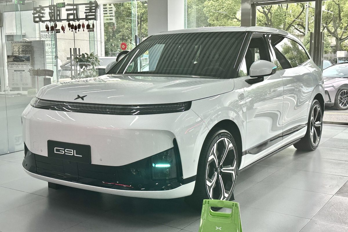 SUV-ul electric Xpeng G9L alb, expus într-un showroom din China